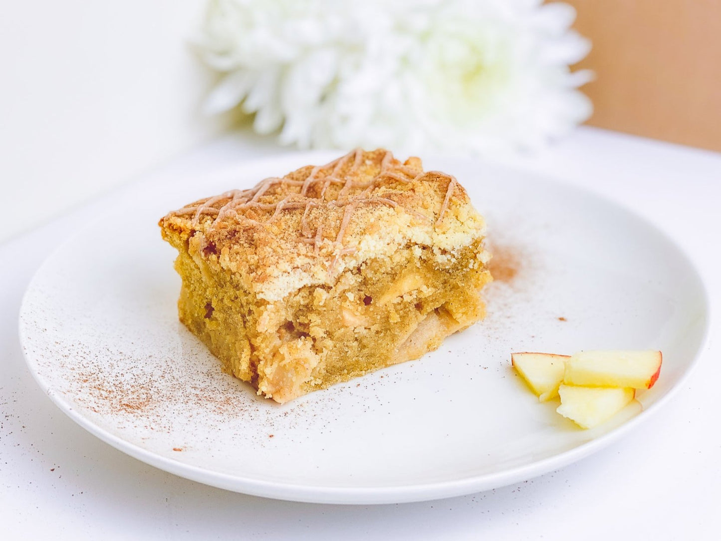 apple crumble sponge serving